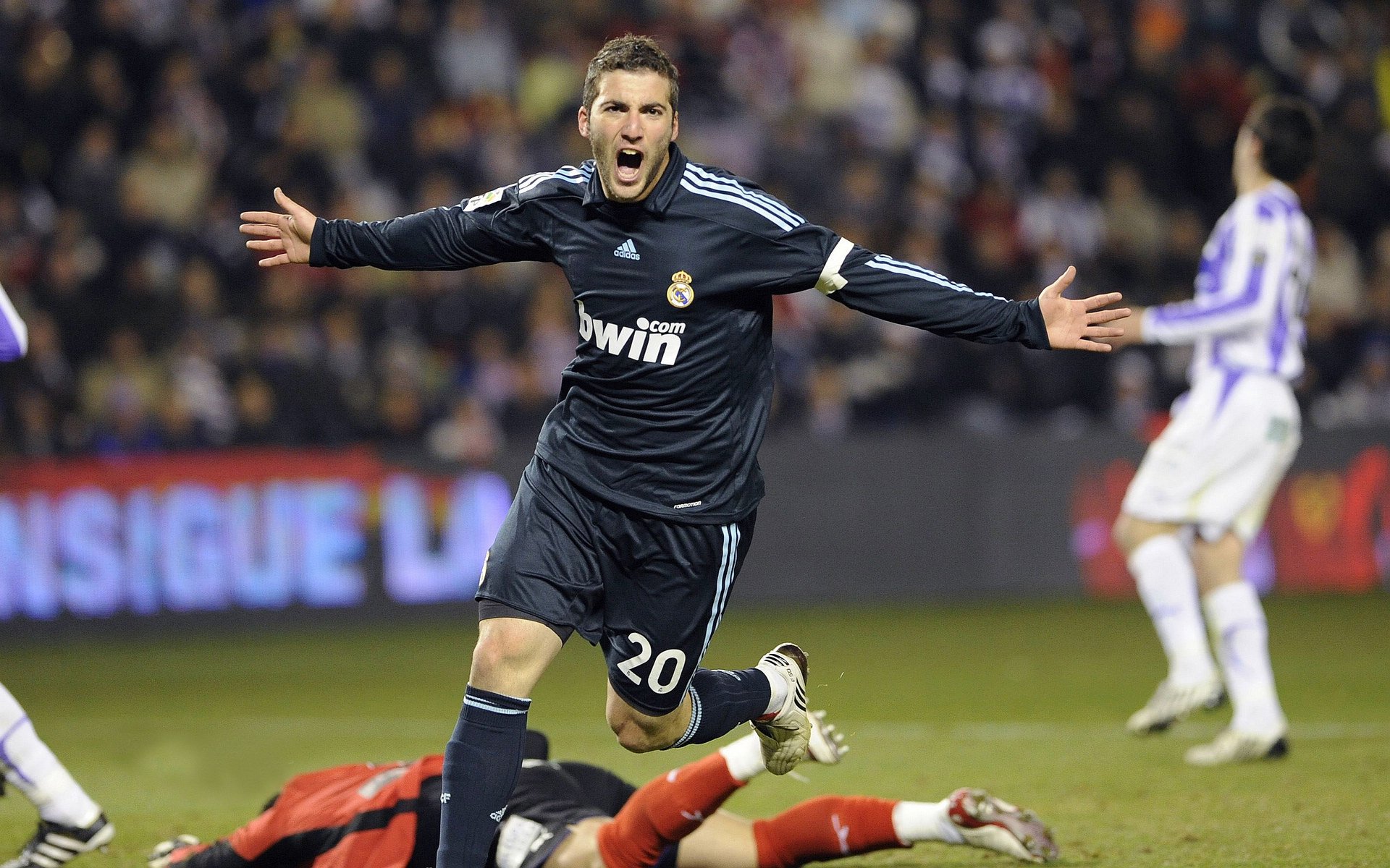 东契奇生涯之夜与湖人狂胜，当篮球世界的平行线交汇