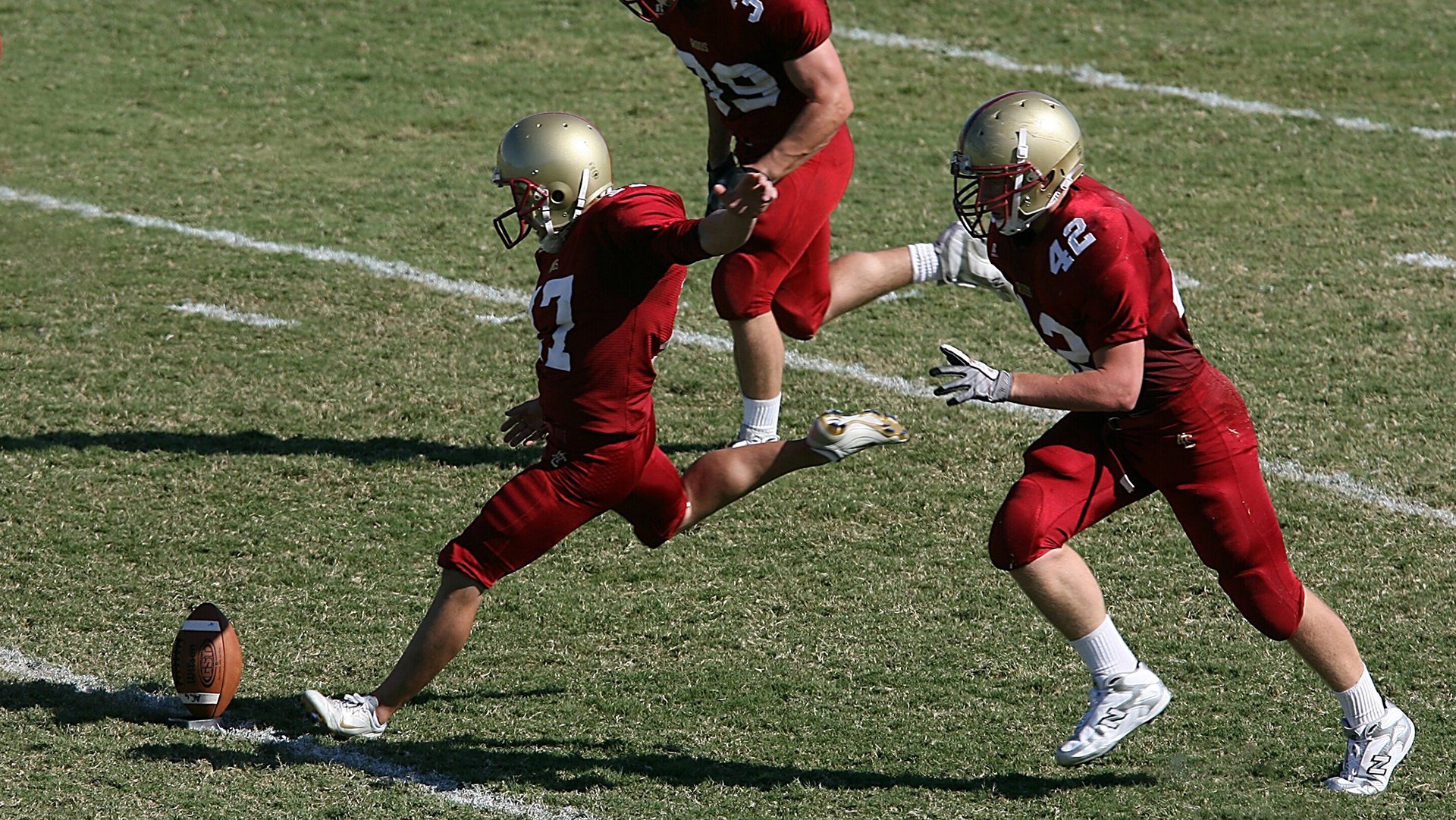 赛道上的毫厘之争，索伯险胜迈凯伦，勒克莱尔率队登顶
